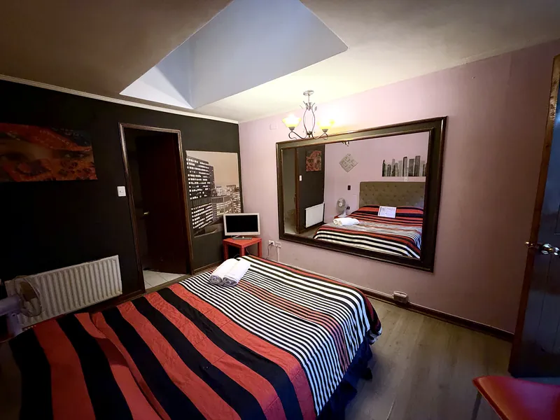 Habitación con gran espejo