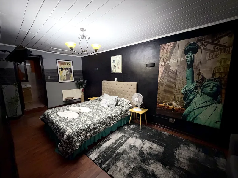 Habitación con mural de Nueva York