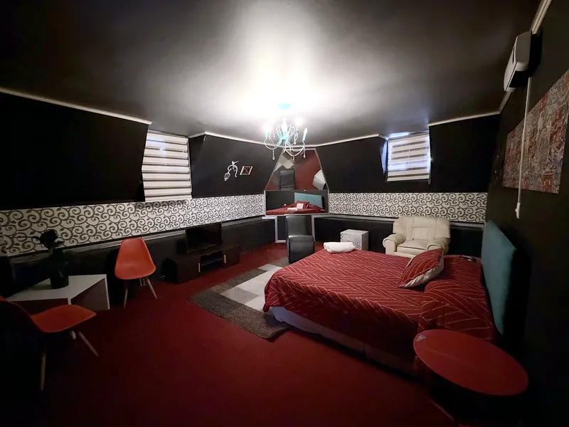 Habitación con lámpara de lágrimas
