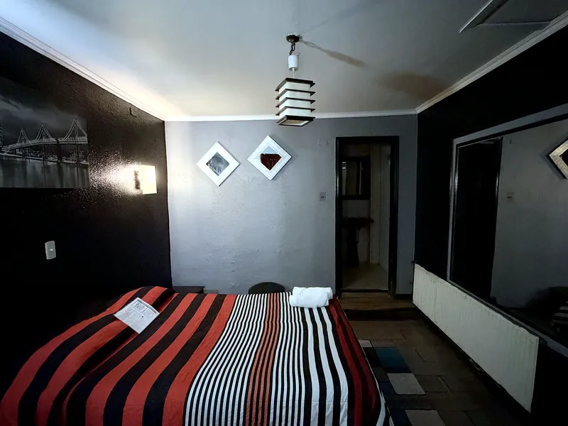 Habitación con cubrecama de rayas