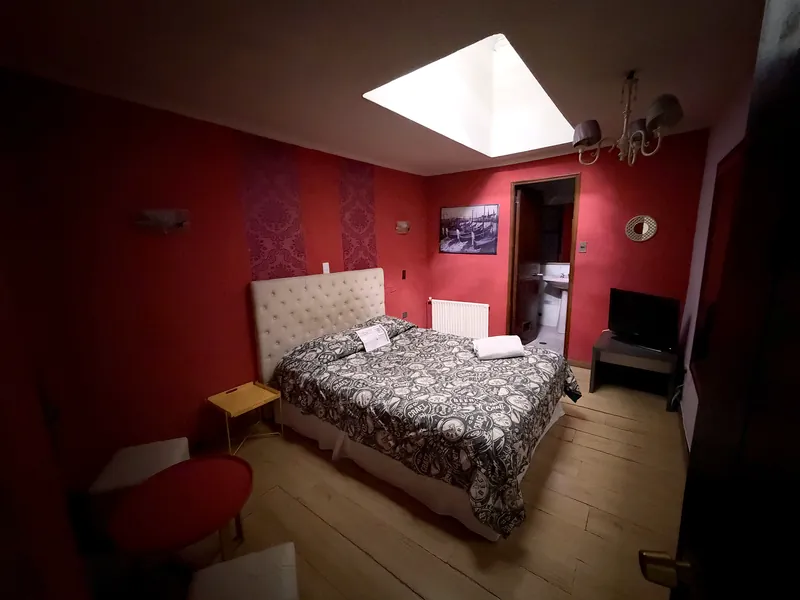 Habitación roja con tragaluz