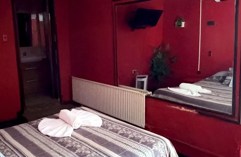 Cama doble y espejo