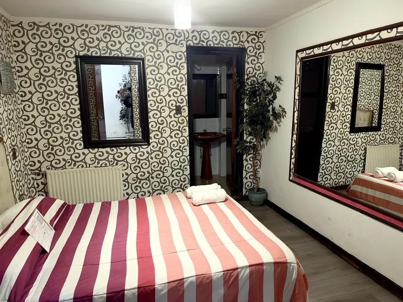 Habitación con iluminación tenue en Hotel Toesca