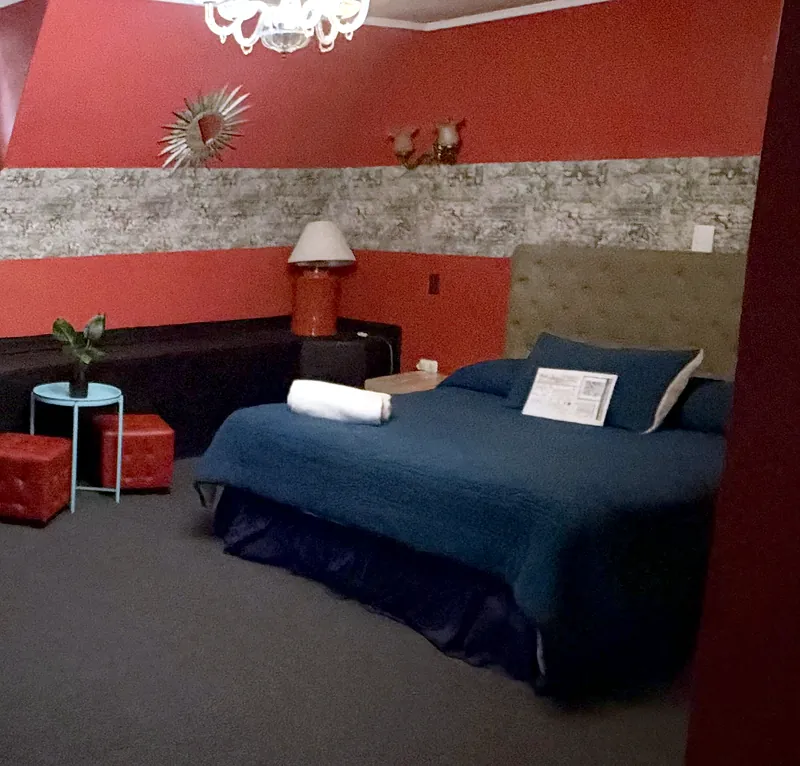 Cama doble y lámpara de velador